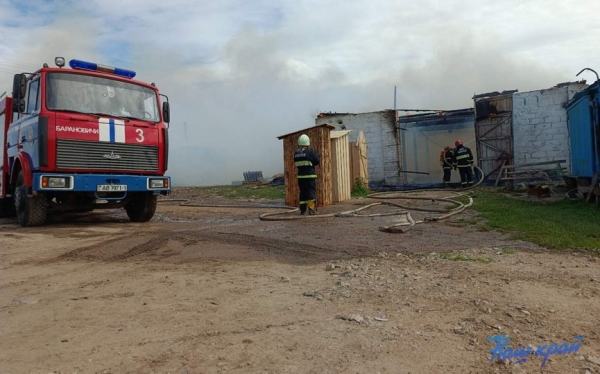 Здание склада ИП горело в Барановичском районе. Огонь уничтожил еще и машину Здание склада ИП горело в Барановичском районе. Огонь уничтожил еще и машину