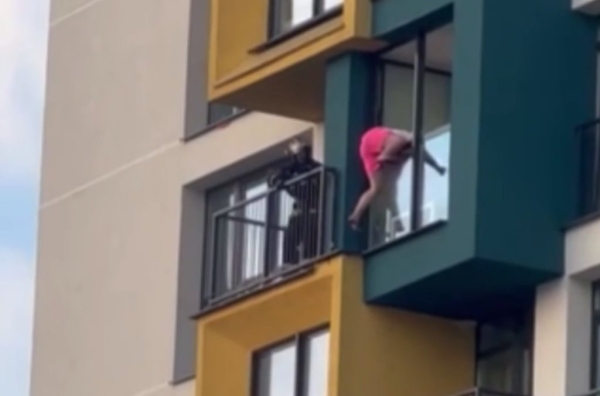 Жесть! Девушка спала на внешнем подоконнике на 24 этаже в Минск Мире Жесть! Девушка спала на внешнем подоконнике на 24 этаже в Минск Мире